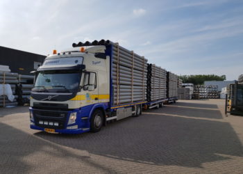 LZV Langere en Zwaardere Vrachtautocombinatie Transport PVC Buizen